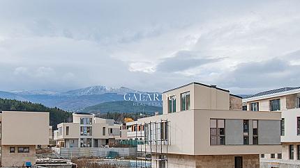 Апартамент с 3 спални в луксозен затворен комплекс с басейн.