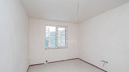 Просторен апартамент в нова сграда между града и планината, кв. Бояна