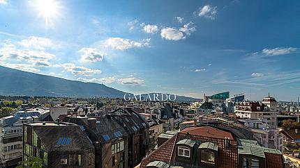 Просторен апартамент в представителна сграда