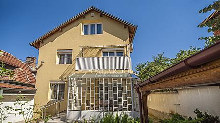Самостоятелна къща с гараж и паркомясто в кв. Редута