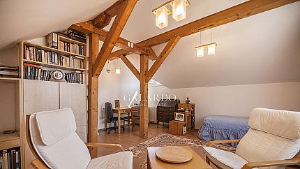 Самостоятелна къща с гараж и паркомясто в кв. Редута