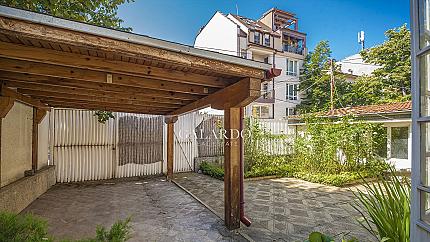 Самостоятелна къща с гараж и паркомясто в кв. Редута