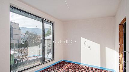 Самостоятелна къща в затворен комплекс в Симеоново