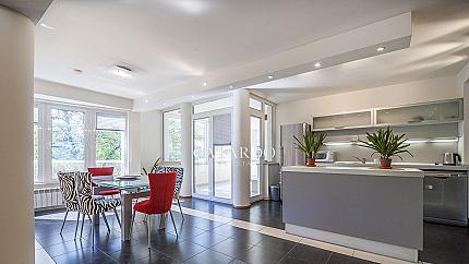 Просторен четиристаен апартамент в кв.Лозенец