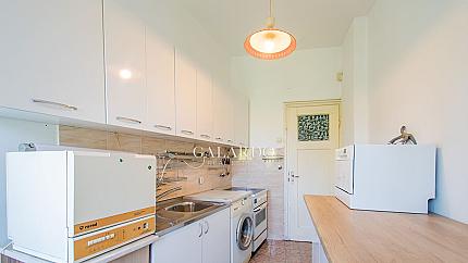 Просторен и стилен апартамент под наем в сърцето на София