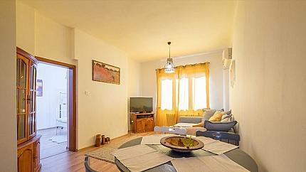 Cozy two-bedroom apartment next to the garden of the National Palace of Culture