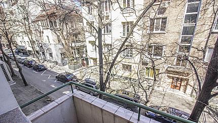 Two-bedroom apartment for rent in the top center of Karnigi str.