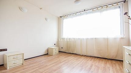 Spacious one-bedroom apartment near West Park metro station