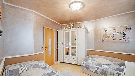 Стилно обзаведен апартамент с две спални в кв. Симеоново