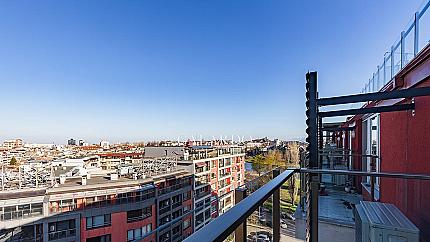 Просторен апартамент под наем с изключителна гледка към града и реката