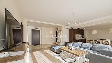 Стилен тристаен апартамент под наем в представителна сграда