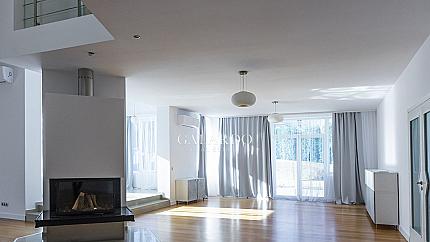 Луксозна къща с басейн в затворен комплекс