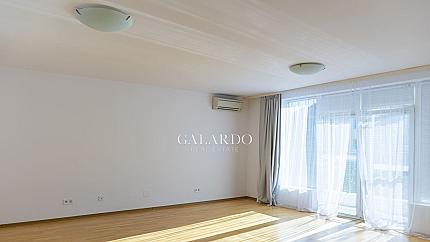 Луксозна къща с басейн в затворен комплекс