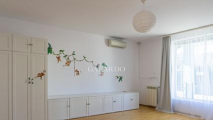 Луксозна къща с басейн в затворен комплекс