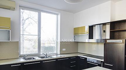 Луксозна къща с басейн в затворен комплекс