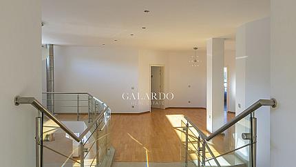 Луксозна къща с басейн в затворен комплекс