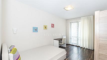 Тристаен апартамент под наем  в луксозна сграда в кв. Лозенец