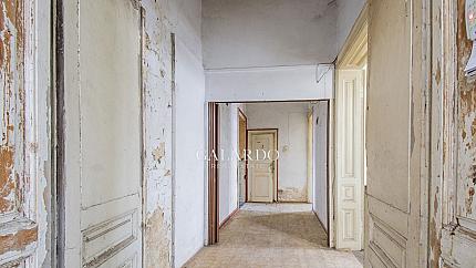 Красива стара къща, разположена в идеалния център на София