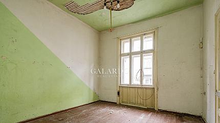 Красива стара къща, разположена в идеалния център на София