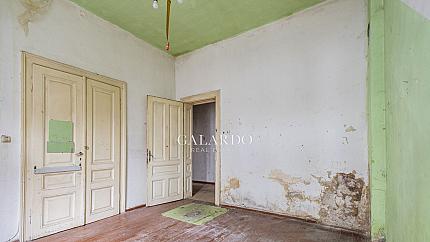 Красива стара къща, разположена в идеалния център на София