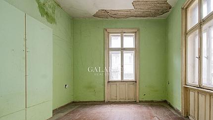 Красива стара къща, разположена в идеалния център на София