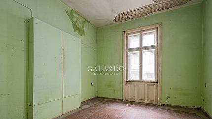 Красива стара къща, разположена в идеалния център на София