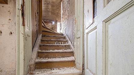 Красива стара къща, разположена в идеалния център на София