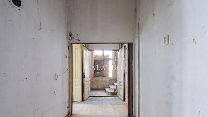 Красива стара къща, разположена в идеалния център на София