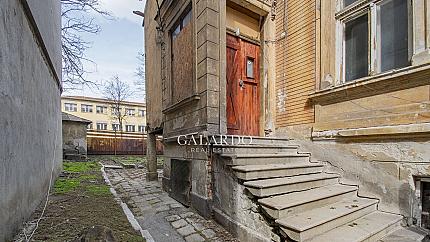 Красива стара къща, разположена в идеалния център на София