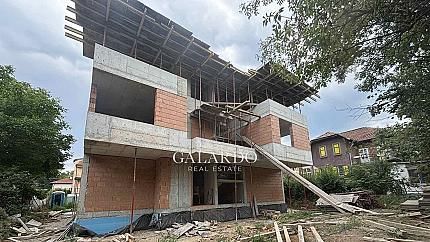 Модерен тристаен апартамент с двор в бутикова сграда в Овча Купел