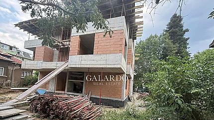 Модерен тристаен апартамент с двор в бутикова сграда в Овча Купел