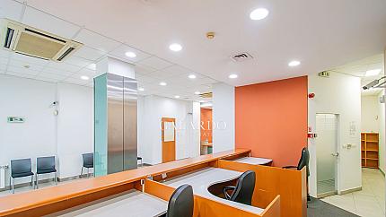 Светъл и представителен офис, на партер с директен достъп от улицата