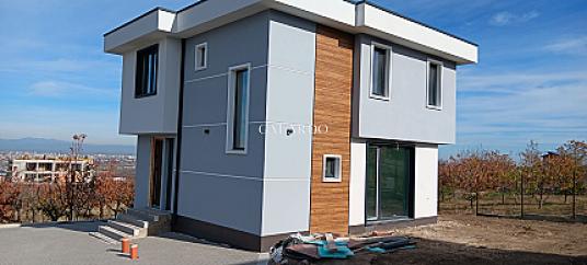 Красива къща на два етажа с голям двор в Марково