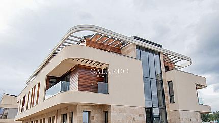 Апартамент с 3 спални в луксозен затворен комплекс с басейн.