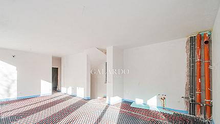 Самостоятелна къща в затворен комплекс в Симеоново