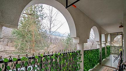 Стилно обзаведен апартамент с две спални в кв. Симеоново