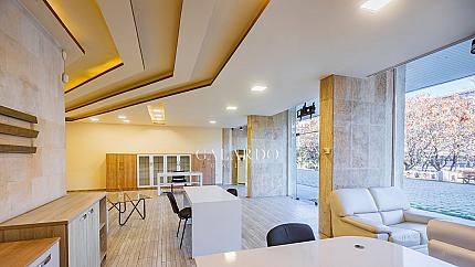 Офис Шоурум под наем близо до Центъра с голяма витрина