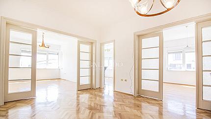 Четиристаен апартaмент под наем  в Докторски паметник