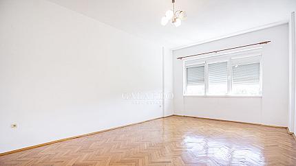 Четиристаен апартaмент под наем  в Докторски паметник