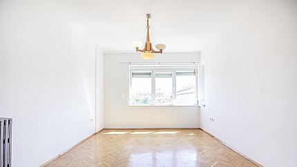 Четиристаен апартaмент под наем  в Докторски паметник