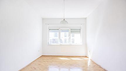 Четиристаен апартaмент под наем  в Докторски паметник