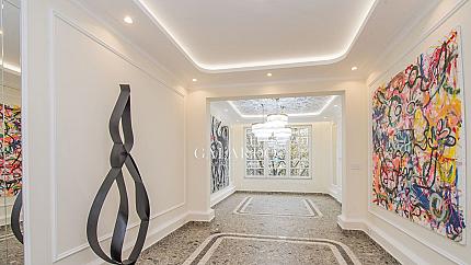 Дизайнерски, луксозно обзаведен апартамент под наем на бул.Витоша в ТОП център!