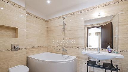 Стилен тристаен апартамент под наем в представителна сграда