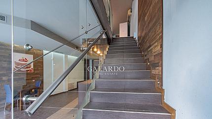 Търговски обект на две нива с големи витрини на комуникативна локация