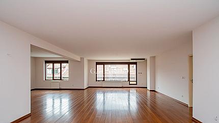 Прекрасен четиристаен апартамент до пл.Народно събрание