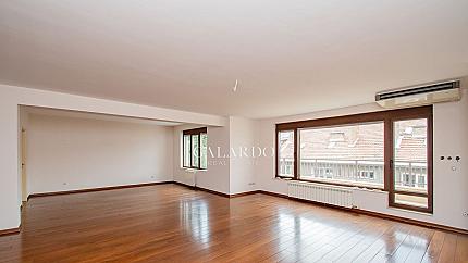 Прекрасен четиристаен апартамент до пл.Народно събрание