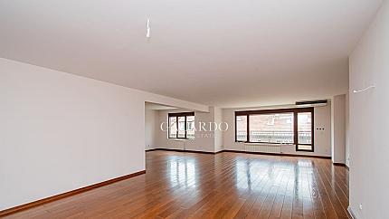 Прекрасен четиристаен апартамент до пл.Народно събрание