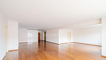 Прекрасен четиристаен апартамент до пл.Народно събрание