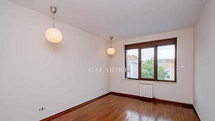 Прекрасен четиристаен апартамент до пл.Народно събрание