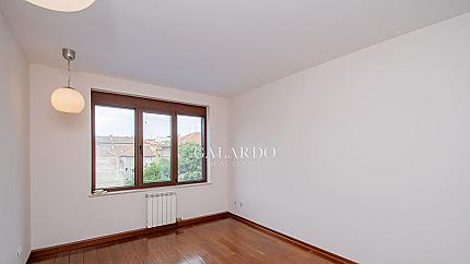 Прекрасен четиристаен апартамент до пл.Народно събрание